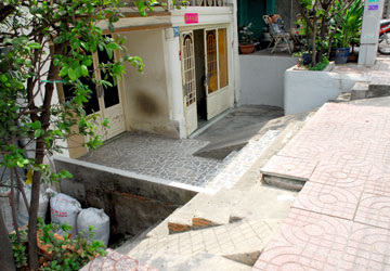 Bi hài cuộc đua nâng đường - nâng nhà - Bài 1: Nhà bỗng thành hang!